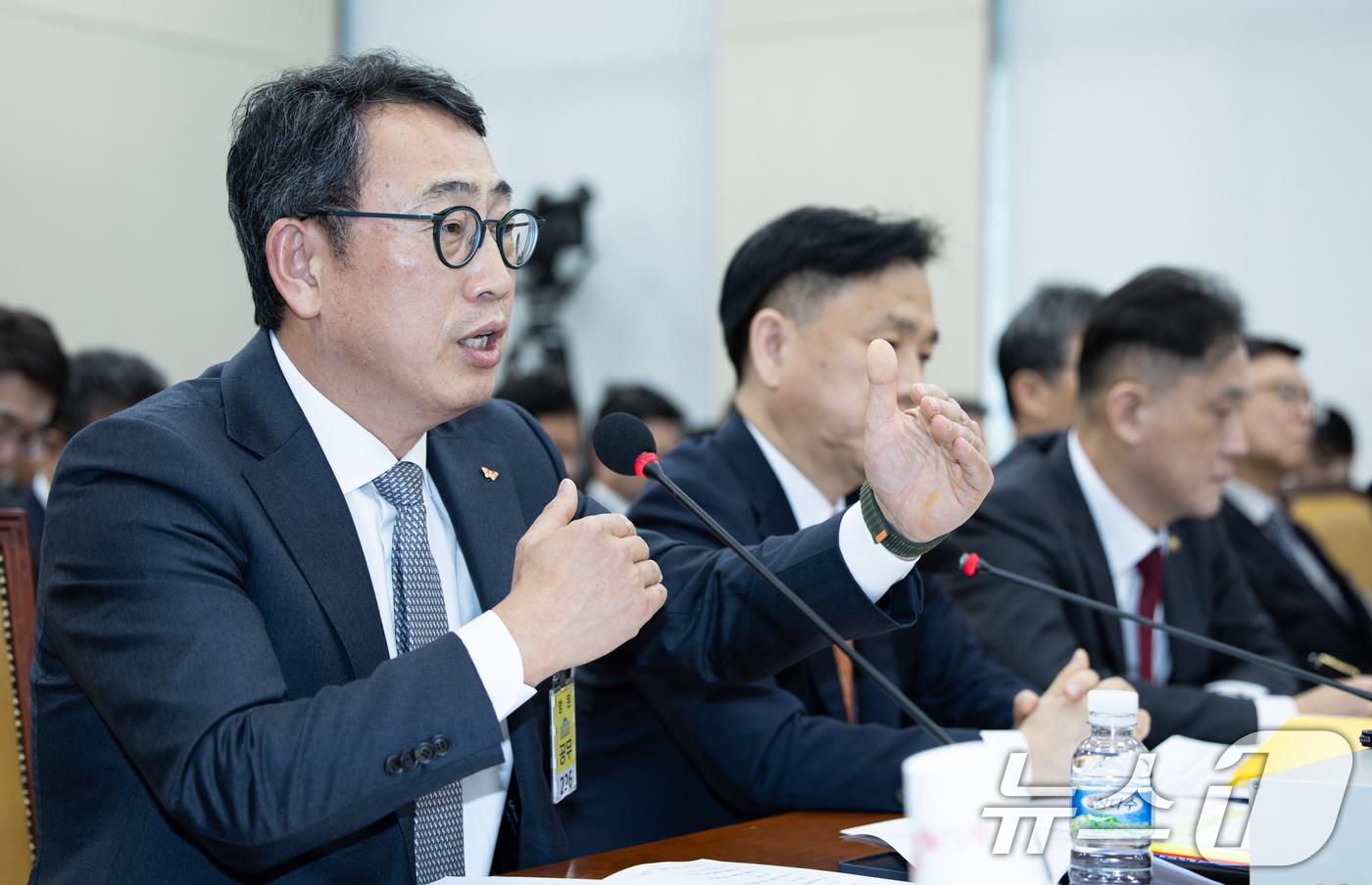 (서울=뉴스1) 이재명 기자 = 유영상 SK텔레콤 대표이사가 30일 오전 서울 여의도 국회 과학기술정보방송통신위원회에서 열린 YTN 등 방송·통신 분야 청문회에서 의원 질의에 답변 …