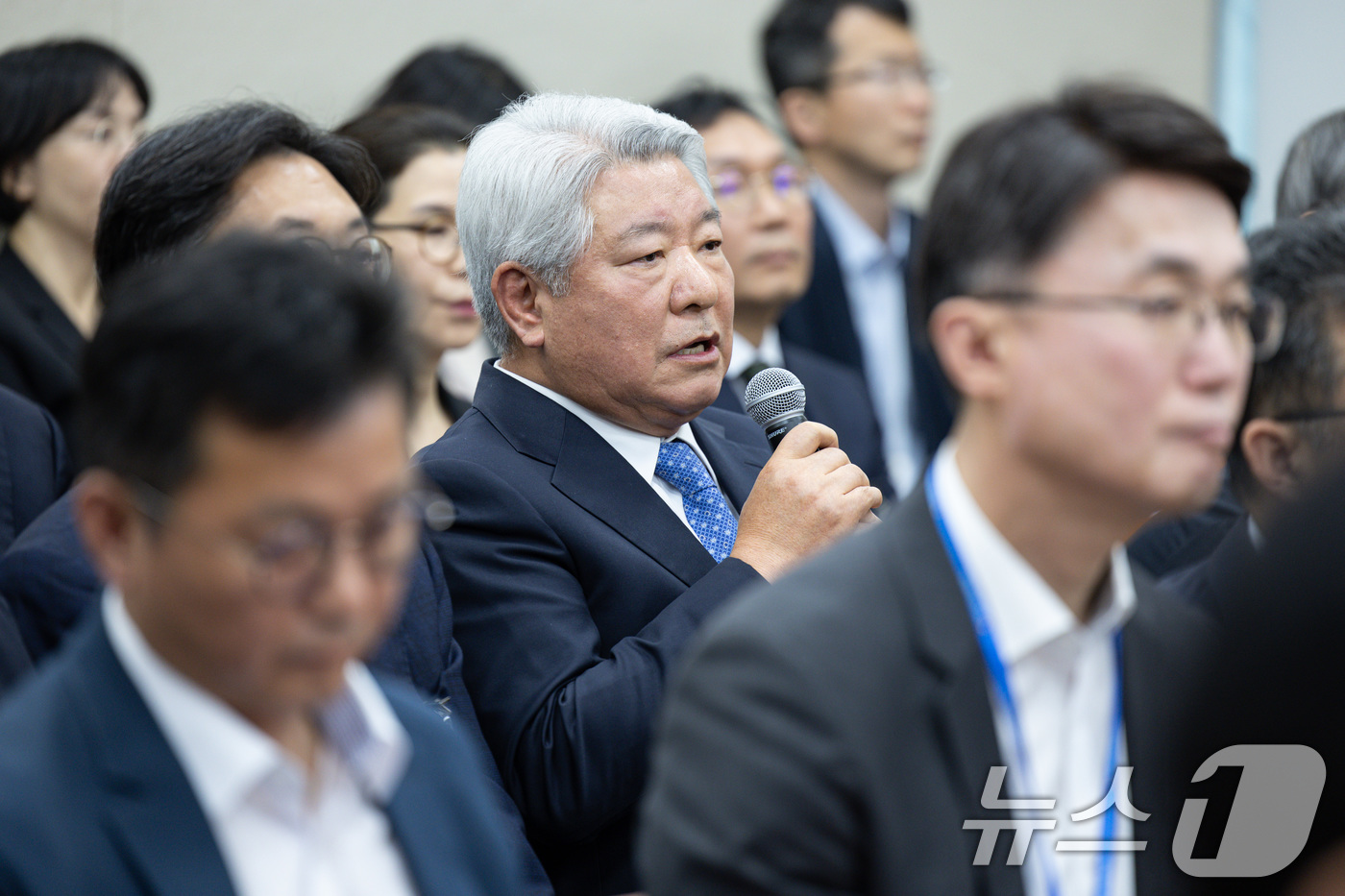 (서울=뉴스1) 이재명 기자 = 김홍일 전 방송통신위원회 위원장이 30일 오전 서울 여의도 국회 과학기술정보방송통신위원회에서 열린 YTN 등 방송·통신 분야 청문회에서 의원 질의에 …