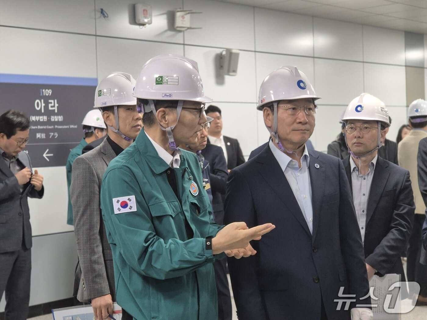 본문 이미지 - 유정복 인천시장(가운데)이 인천지하철 1호선 아라역에서 전동차 탑승을 기다리고 있다./ 뉴스1 ⓒ News1