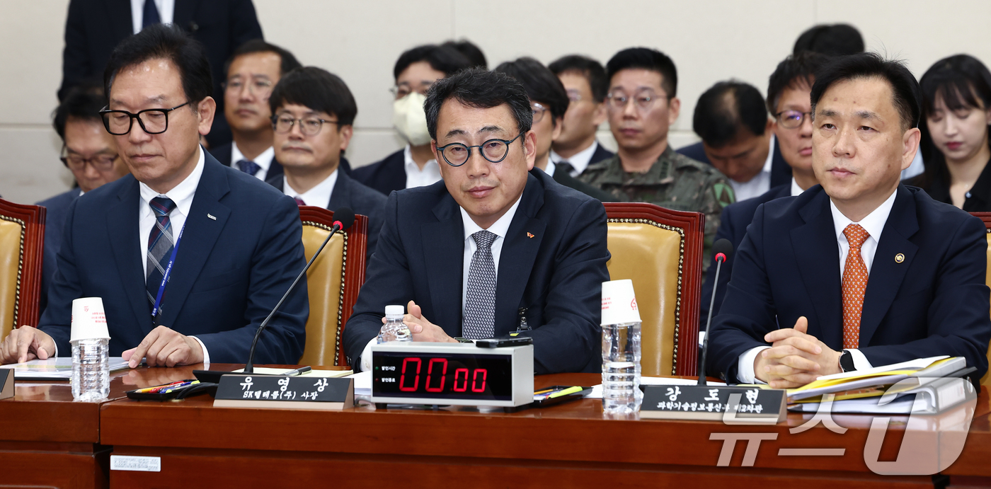(서울=뉴스1) 김민지 기자 = 유영상 SKT 대표이사가 30일 오전 서울 여의도 국회 과학기술정보방송통신위원회에서 열린 YTN 등 방송·통신 분야 청문회에서 의원 질의를 듣고 있 …