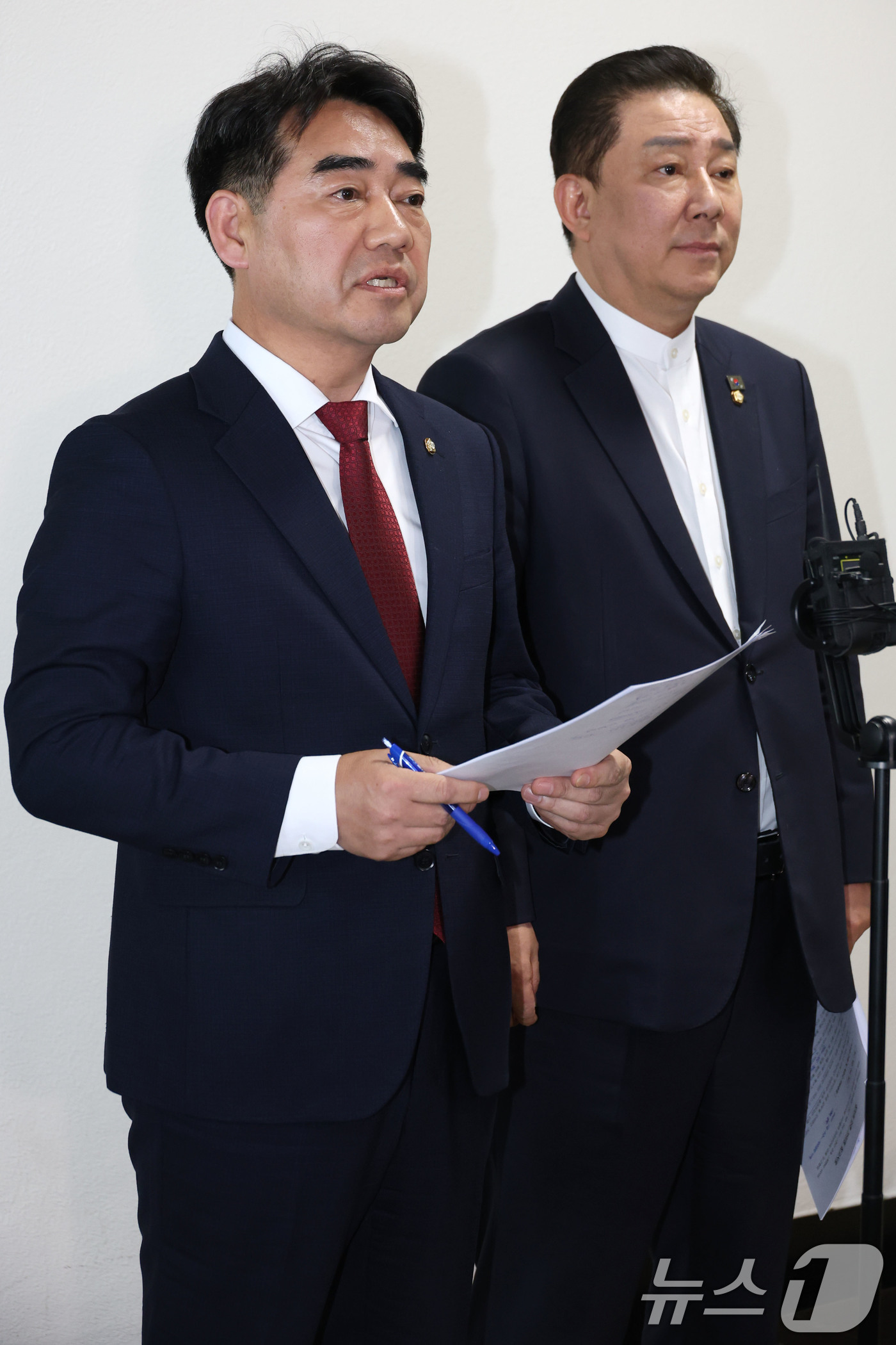 (서울=뉴스1) 이광호 기자 = 국회 정보위 소속 이성권(왼쪽) 국민의힘 의원과 김병기 더불어민주당 의원이 30일 오전 서울 여의도 국회에서 정보위원회 비공개 간담회를 마치고 브리 …