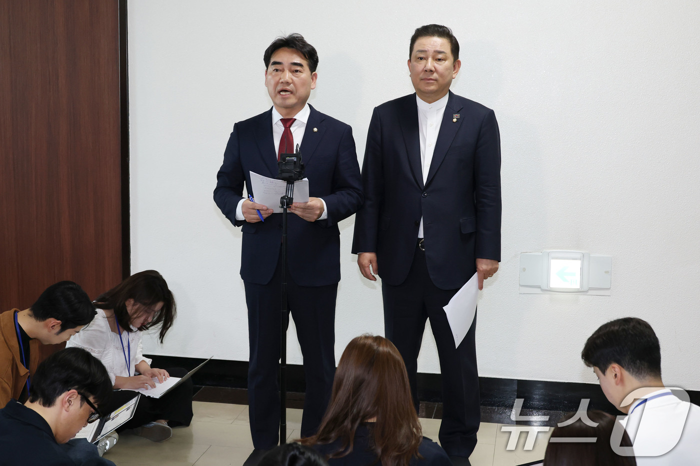 (서울=뉴스1) 이광호 기자 = 국회 정보위 소속 이성권(왼쪽) 국민의힘 의원과 김병기 더불어민주당 의원이 30일 오전 서울 여의도 국회에서 정보위원회 비공개 간담회를 마치고 브리 …