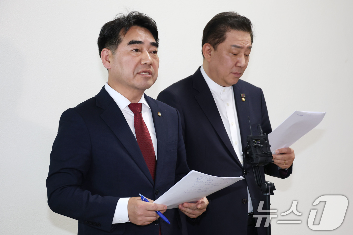 (서울=뉴스1) 이광호 기자 = 국회 정보위 소속 이성권(왼쪽) 국민의힘 의원과 김병기 더불어민주당 의원이 30일 오전 서울 여의도 국회에서 정보위원회 비공개 간담회를 마치고 브리 …