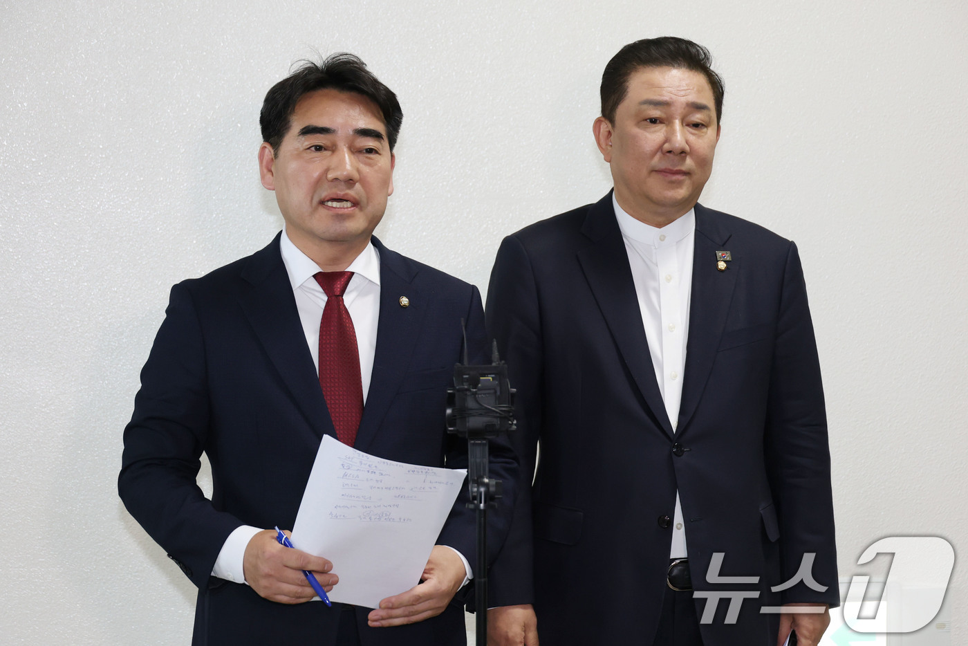 (서울=뉴스1) 이광호 기자 = 국회 정보위 소속 이성권(왼쪽) 국민의힘 의원과 김병기 더불어민주당 의원이 30일 오전 서울 여의도 국회에서 정보위원회 비공개 간담회를 마치고 브리 …