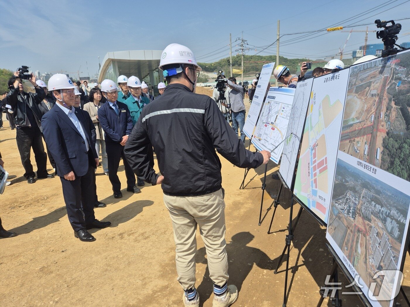 본문 이미지 - 복유정복 인천시장(왼쪽)이 인천지하철 1호선 검단호수공원역 도로 기반 시설 공사 추진계획을 설명듣고 있다./ 뉴스1 ⓒ News1