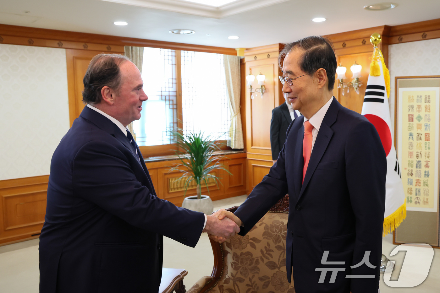 (서울=뉴스1) 임세영 기자 = 한덕수 대통령 권한대행이 30일 서올 종로구 정부서울청사에서 존 펠란 미국 해군성 장관을 접견하고 있다. (총리실 제공, 재판매 및 DB 금지) 2 …