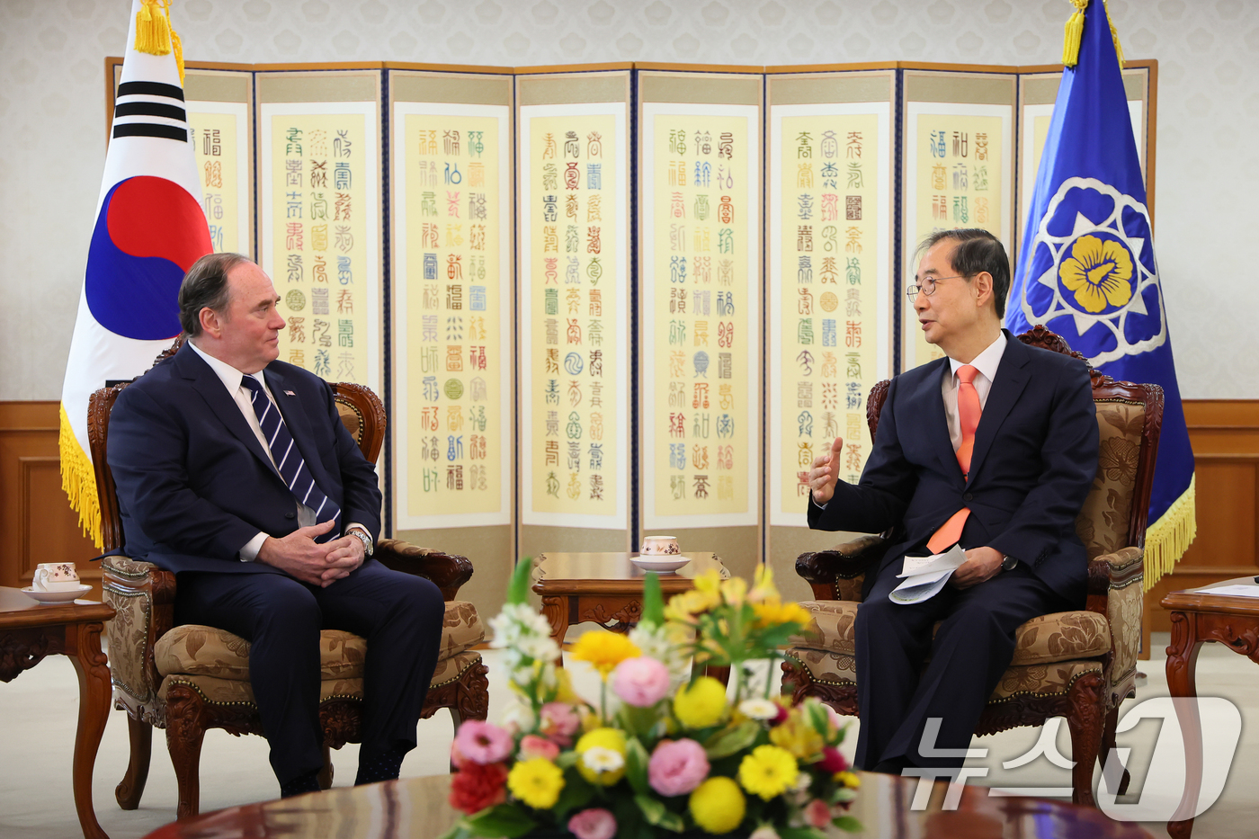 (서울=뉴스1) 임세영 기자 = 한덕수 대통령 권한대행이 30일 서올 종로구 정부서울청사에서 존 펠란 미국 해군성 장관을 접견하고 있다. (총리실 제공, 재판매 및 DB 금지) 2 …