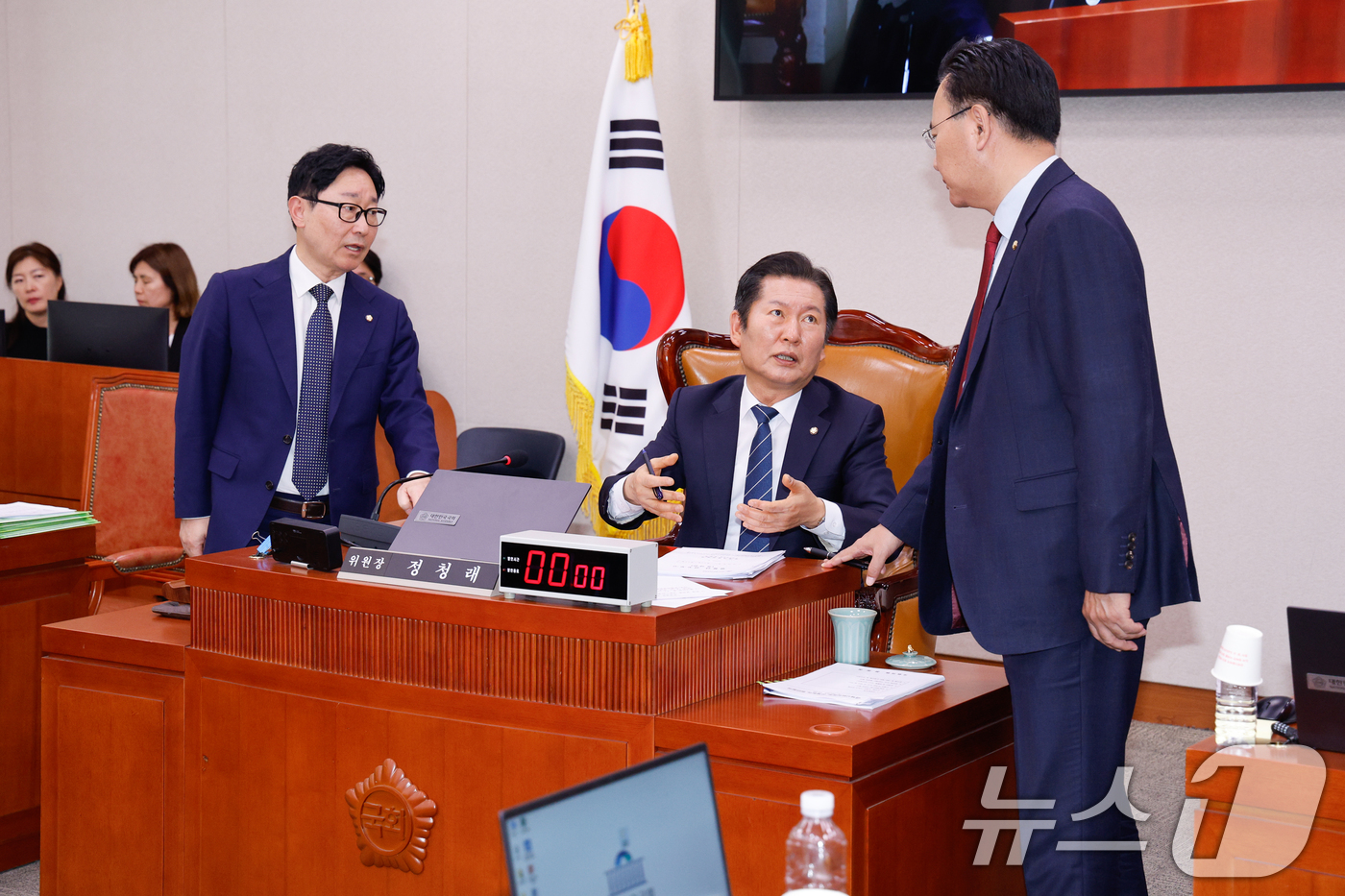 (서울=뉴스1) 안은나 기자 = 30일 서울 여의도 국회에서 열린 법제사법위원회 제424회국회(임시회) 제3차 전체회의에서 쌍특검법('김건희와 명태균·건진법사 관련 국정농단 및 불 …