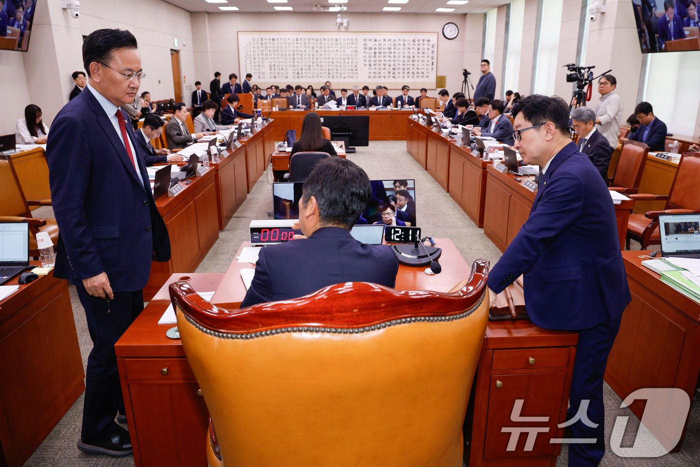(서울=뉴스1) 안은나 기자 = 30일 서울 여의도 국회에서 열린 법제사법위원회 제424회국회(임시회) 제3차 전체회의에서 쌍특검법('김건희와 명태균·건진법사 관련 국정농단 및 불 …