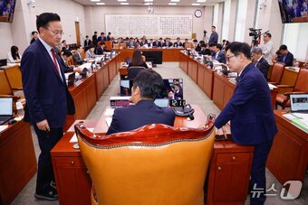 본문 이미지 - 30일 서울 여의도 국회에서 열린 법제사법위원회 제424회국회(임시회) 제3차 전체회의에서 정청래 위원장과 국민의힘 유상범, 더불어민주당 박범계 간사가 대화하고 있다. 2025.4.30/뉴스1 ⓒ News1 안은나 기자