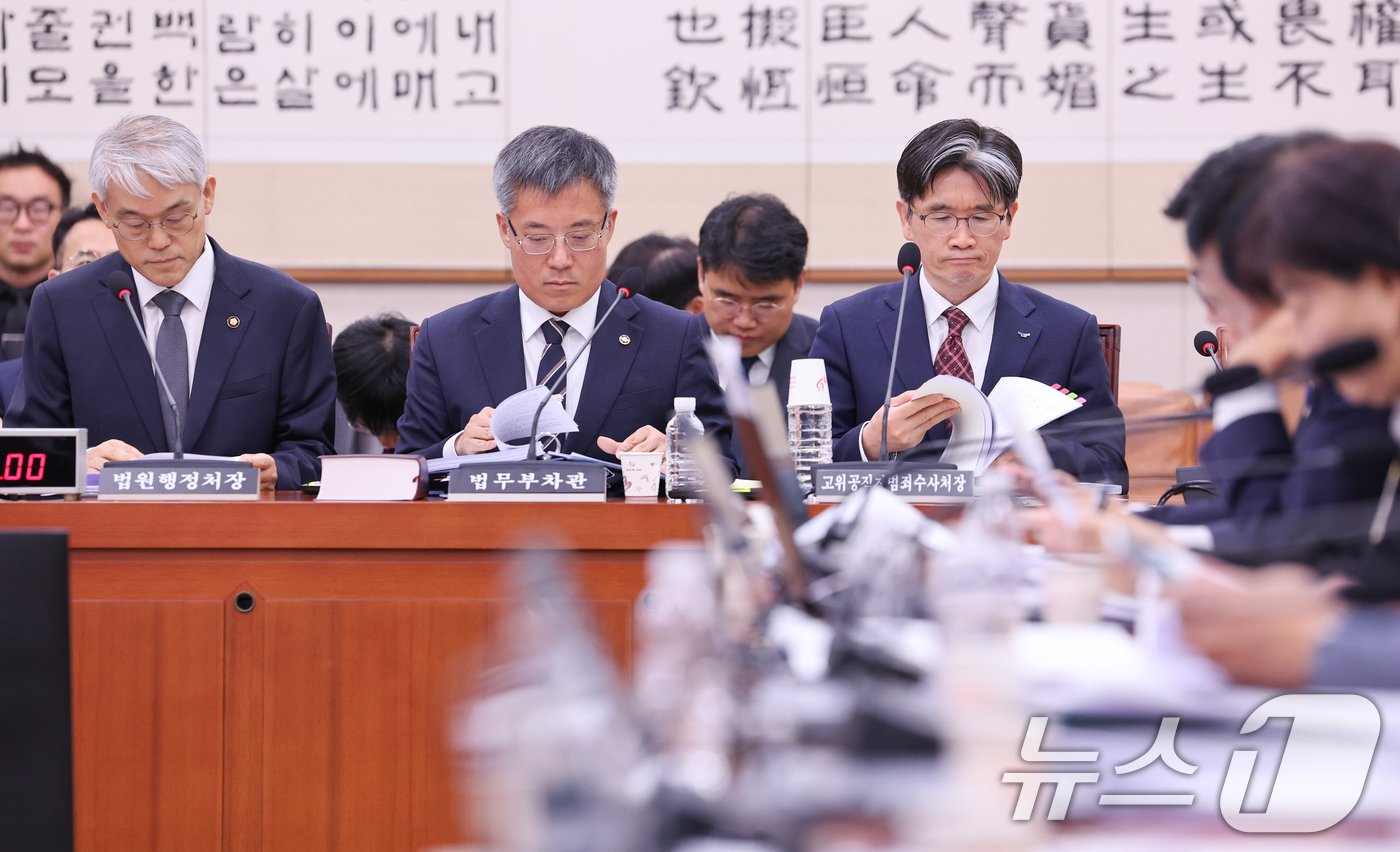 (서울=뉴스1) 안은나 기자 = 30일 서울 여의도 국회에서 열린 법제사법위원회 제424회국회(임시회) 제3차 전체회의에서 쌍특검법이 상정된 가운데 천대엽 법원행정처장(왼쪽부터), …