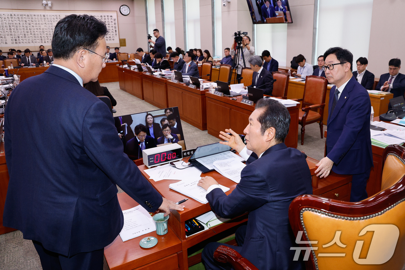 (서울=뉴스1) 안은나 기자 = 30일 서울 여의도 국회에서 열린 법제사법위원회 제424회국회(임시회) 제3차 전체회의에서 쌍특검법('김건희와 명태균·건진법사 관련 국정농단 및 불 …