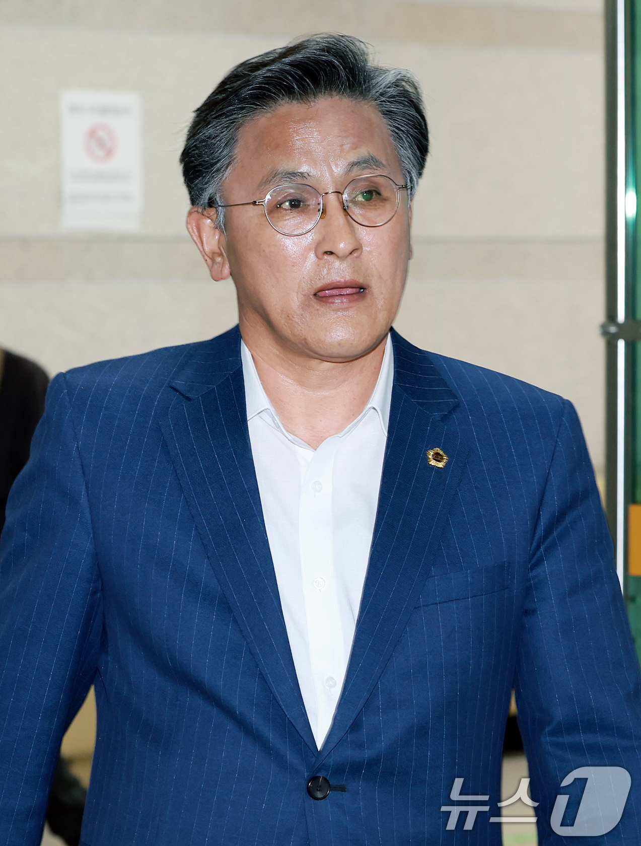 (서울=뉴스1) 김진환 기자 = 지역 개발 사업을 명목으로 건축업자로부터 뇌물을 받아챙긴 혐의를 받는 박성만 경북도의회 의장이 30일 오후 서울 서초구 서울중앙지방법원에서 열린 구 …