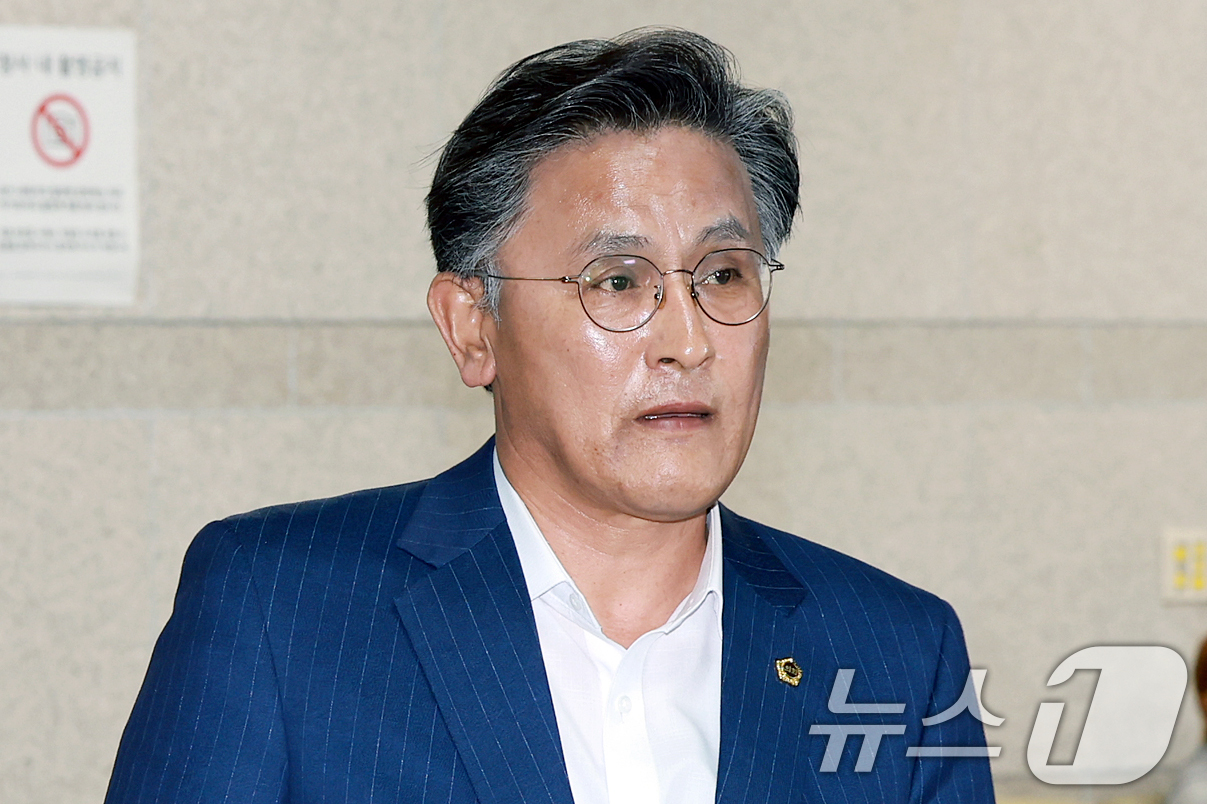 (서울=뉴스1) 김진환 기자 = 지역 개발 사업을 명목으로 건축업자로부터 뇌물을 받아챙긴 혐의를 받는 박성만 경북도의회 의장이 30일 오후 서울 서초구 서울중앙지방법원에서 열린 구 …