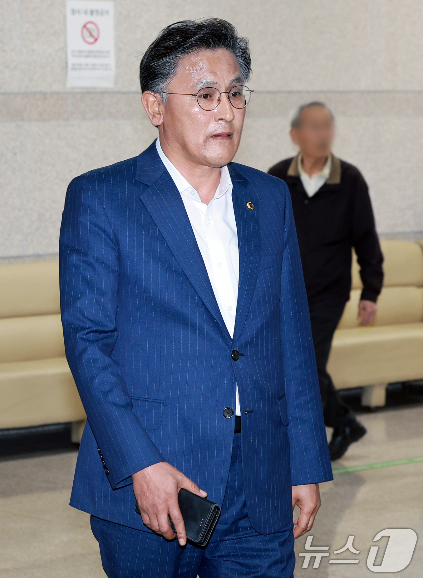 (서울=뉴스1) 김진환 기자 = 지역 개발 사업을 명목으로 건축업자로부터 뇌물을 받아챙긴 혐의를 받는 박성만 경북도의회 의장이 30일 오후 서울 서초구 서울중앙지방법원에서 열린 구 …