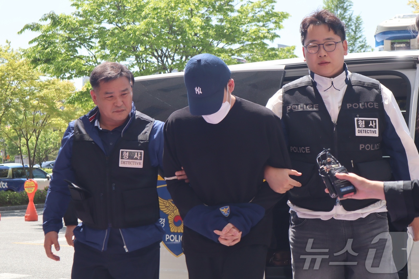 (청주=뉴스1) 박건영 기자 = 충북 청주의 한 고등학교에서 흉기를 휘둘러 교직원과 주민 등 6명을 다치게 한  학생 A 군이 30일 오후 구속 전 피의자심문(영장실질심사)을 위해 …