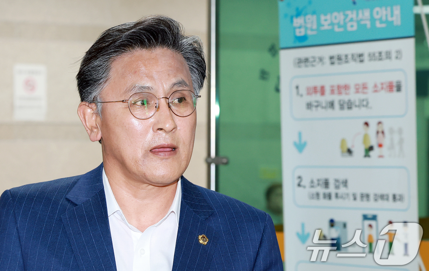 (서울=뉴스1) 김진환 기자 = 지역 개발 사업을 명목으로 건축업자로부터 뇌물을 받아챙긴 혐의를 받는 박성만 경북도의회 의장이 30일 오후 서울 서초구 서울중앙지방법원에서 열린 구 …