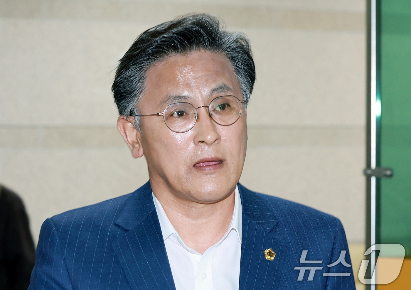 (서울=뉴스1) 김진환 기자 = 지역 개발 사업을 명목으로 건축업자로부터 뇌물을 받아챙긴 혐의를 받는 박성만 경북도의회 의장이 30일 오후 서울 서초구 서울중앙지방법원에서 열린 구 …