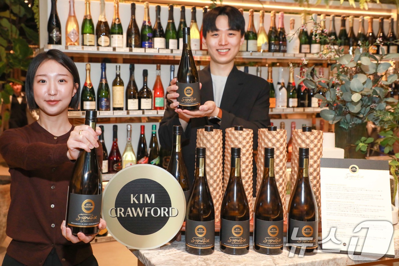 (서울=뉴스1) 이연주 기자 = 현대백화점이 식품관 와인 매장에서 '킴 크로포드 시그니처 리저브 소비뇽블랑'을 단독으로 선보인다고 30일 밝혔다.30일 서울 강남구 현대백화점 무역 …