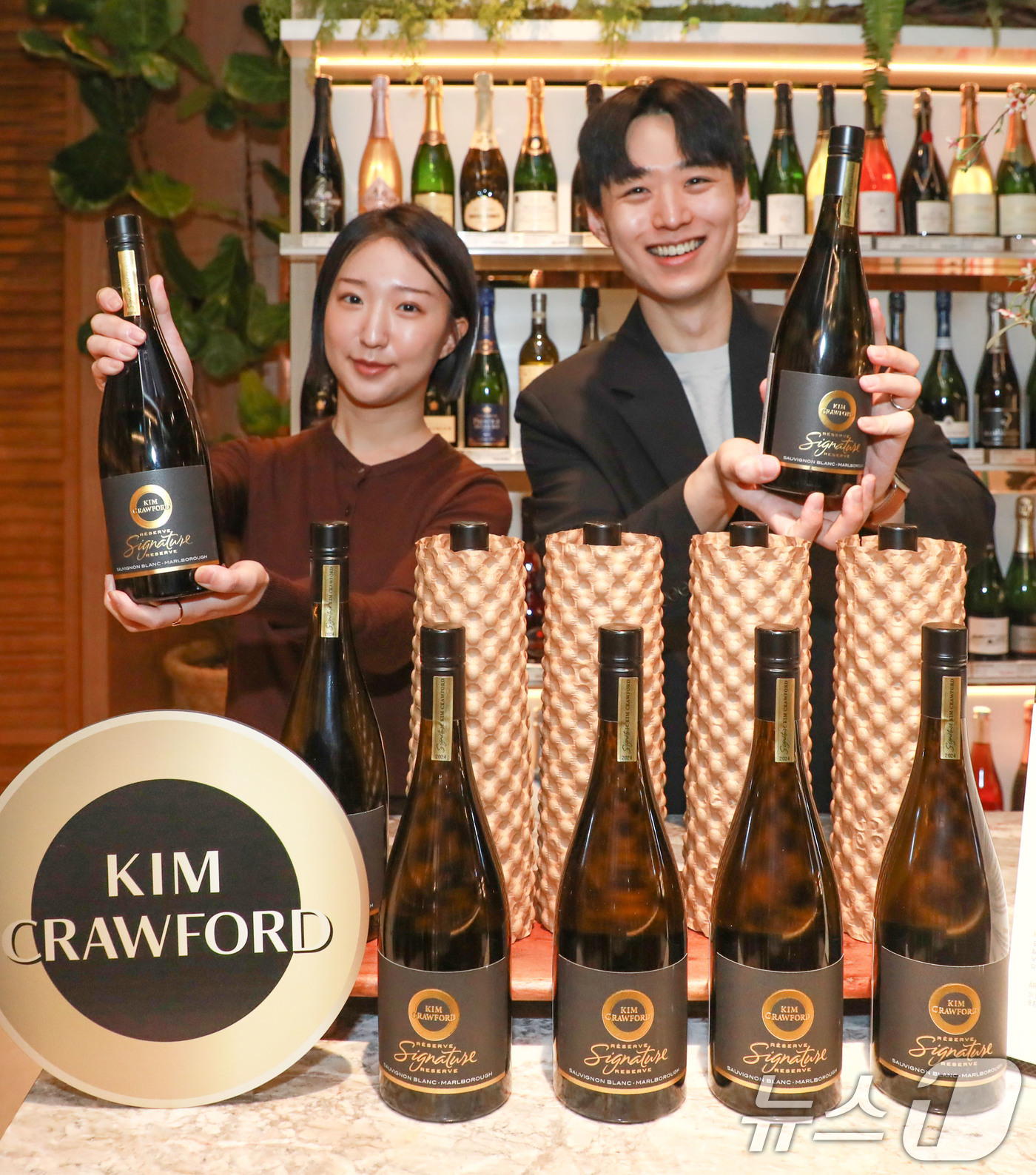 (서울=뉴스1) 이연주 기자 = 현대백화점이 식품관 와인 매장에서 '킴 크로포드 시그니처 리저브 소비뇽블랑'을 단독으로 선보인다고 30일 밝혔다.30일 서울 강남구 현대백화점 무역 …