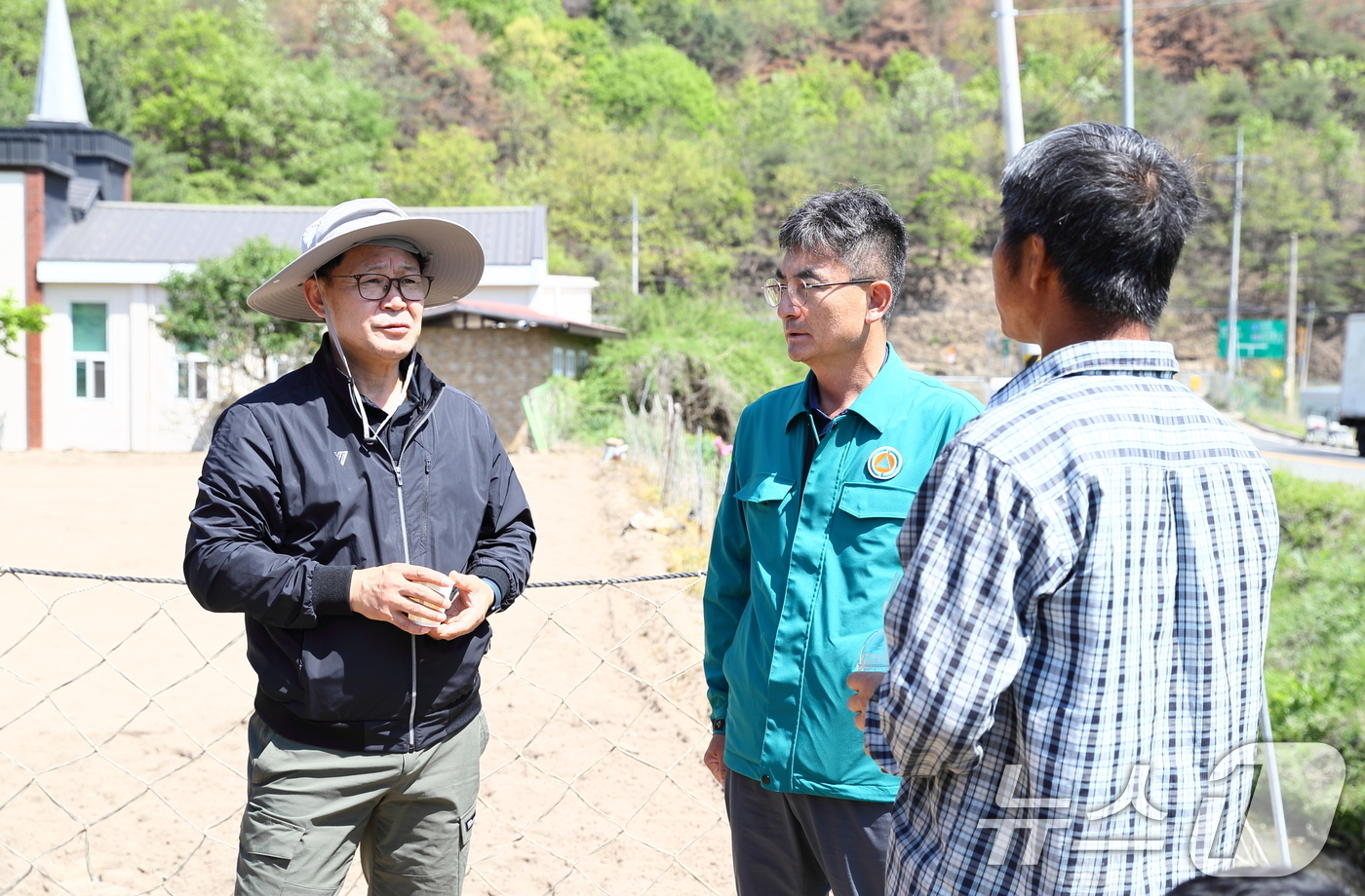 (서울=뉴스1) 이연주 기자 = 농촌진흥청 국립원예특작과학원 김명수 원장이 30일 경북 안동시 일직면 산불 피해 지역을 찾아 지역 농가와 이야기를 나누고 있다. (농촌진흥청 제공. …