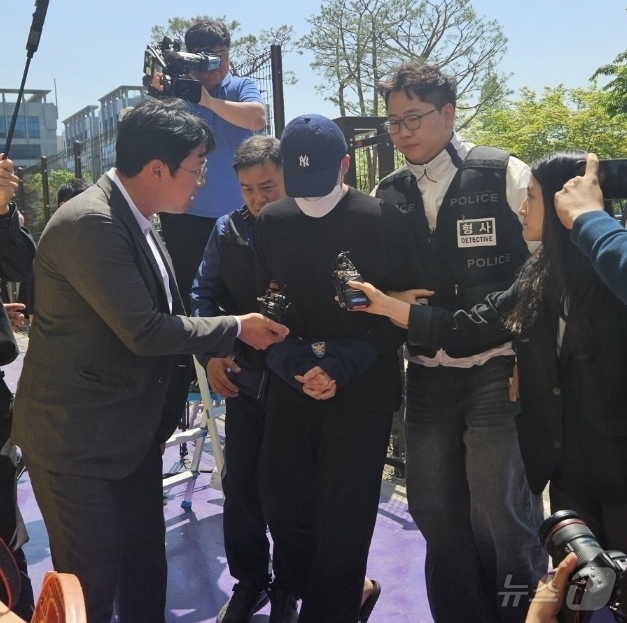 (청주=뉴스1) 이재규 기자 = 충북 청주의 한 고등학교에서 흉기를 휘둘러 교직원과 주민 등 6명을 다치게 한  학생 A 군이 30일 오후 구속 전 피의자심문(영장실질심사)을 위해 …