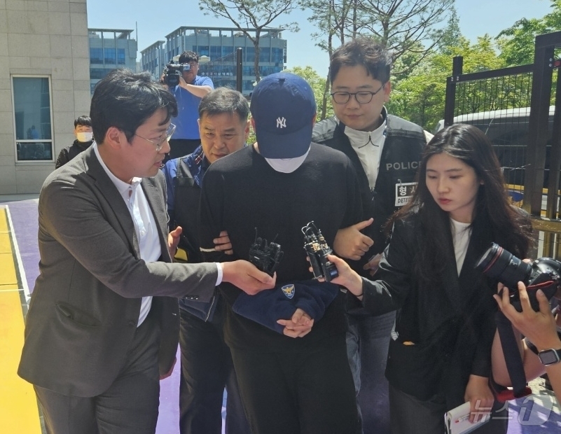 (청주=뉴스1) 이재규 기자 = 충북 청주의 한 고등학교에서 흉기를 휘둘러 교직원과 주민 등 6명을 다치게 한  학생 A 군이 30일 오후 구속 전 피의자심문(영장실질심사)을 위해 …