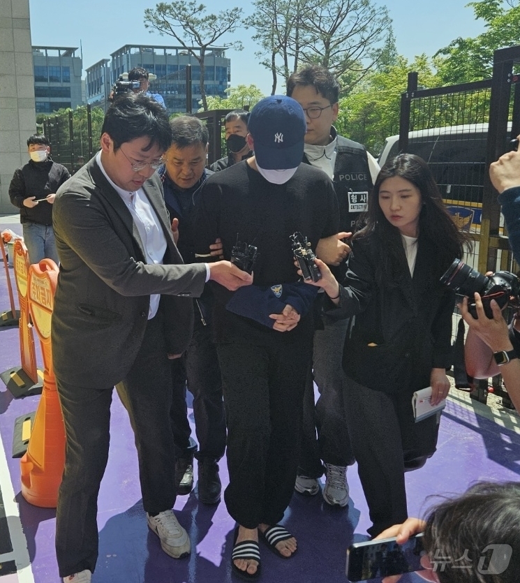 (청주=뉴스1) 이재규 기자 = 충북 청주의 한 고등학교에서 흉기를 휘둘러 교직원과 주민 등 6명을 다치게 한  학생 A 군이 30일 오후 구속 전 피의자심문(영장실질심사)을 위해 …