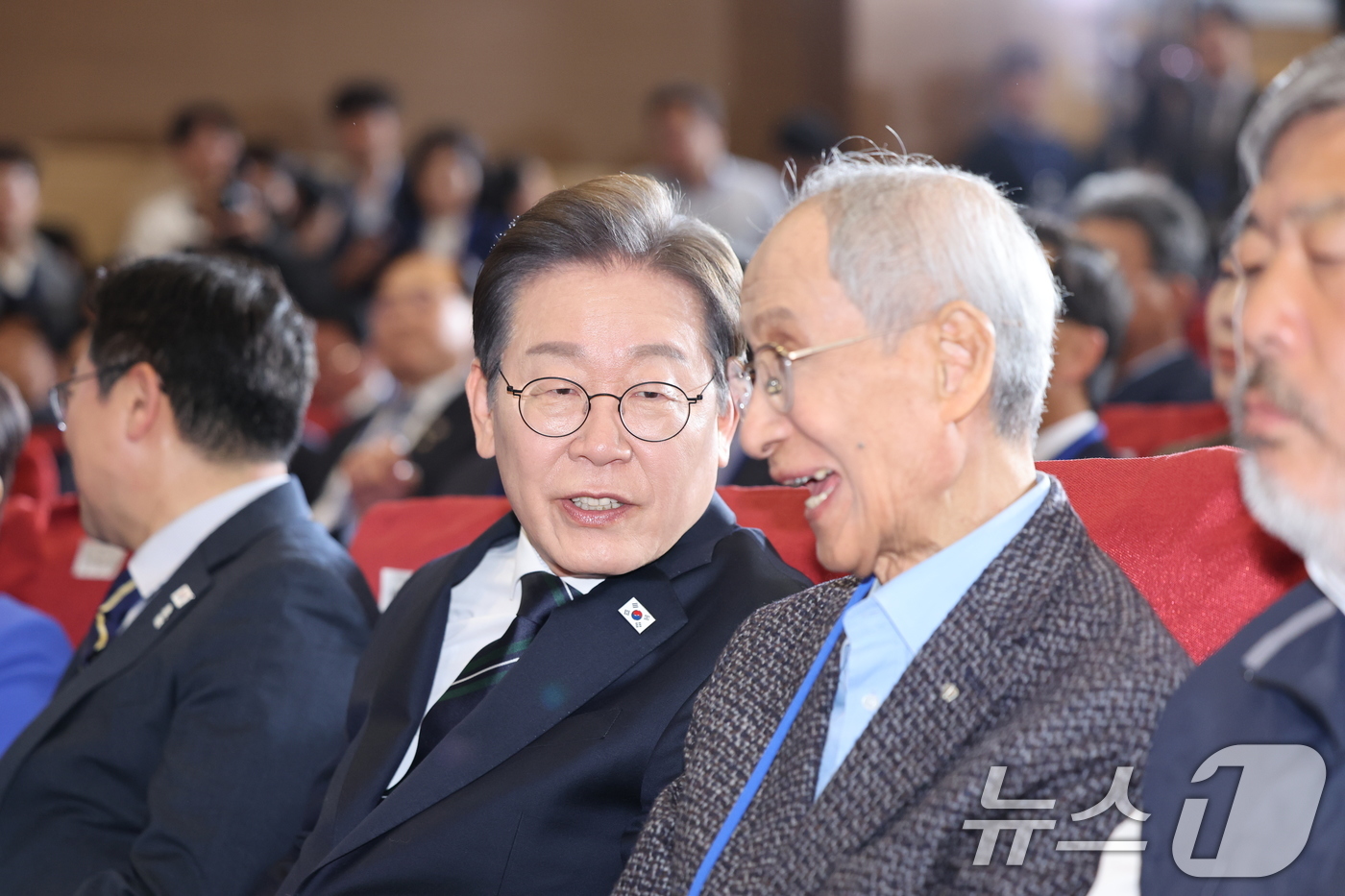 (서울=뉴스1) 안은나 기자 = 이재명 더불어민주당 대선 후보가 30일 오후 서울 여의도 국회의원회관에서 열린 제21대 대통령선거 중앙선거대책위원회 출범식에서 윤여준 상임 총괄선대 …