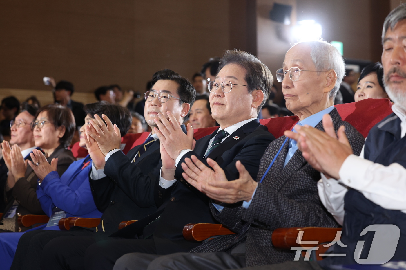 (서울=뉴스1) 안은나 기자 = 이재명 더불어민주당 대선 후보가 30일 오후 서울 여의도 국회의원회관에서 열린 제21대 대통령선거 중앙선거대책위원회 출범식에서 윤여준 상임 총괄선대 …