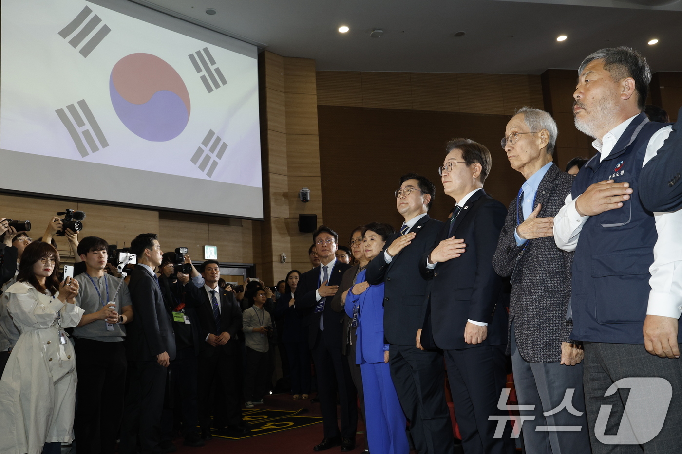 (서울=뉴스1) 안은나 기자 = 이재명 더불어민주당 대선 후보가 30일 오후 서울 여의도 국회 의원회관에서 열린 제21대 대통령선거 중앙선거대책위원회 출범식에서 윤여준 상임 총괄선 …