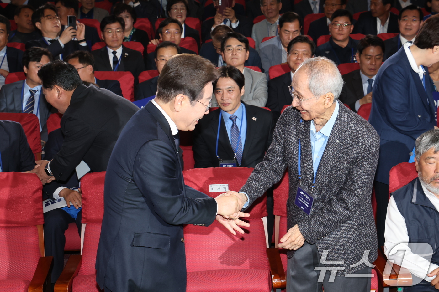 (서울=뉴스1) 이재명 기자 = 이재명 더불어민주당 대선 후보가 30일 오후 서울 여의도 국회의원회관에서 열린 제21대 대통령선거 중앙선거대책위원회 출범식에서 윤여준 상임 총괄선대 …