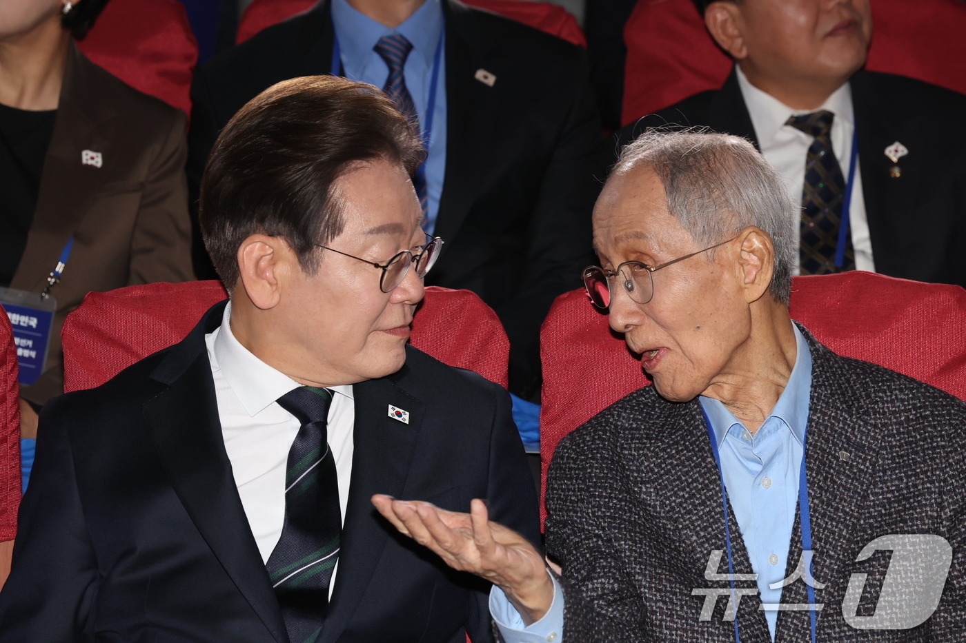 (서울=뉴스1) 이재명 기자 = 이재명 더불어민주당 대선 후보가 30일 오후 서울 여의도 국회 의원회관에서 열린 제21대 대통령선거 중앙선거대책위원회 출범식에서 윤여준 상임 총괄선 …