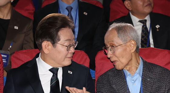 대화하는 이재명·윤여준