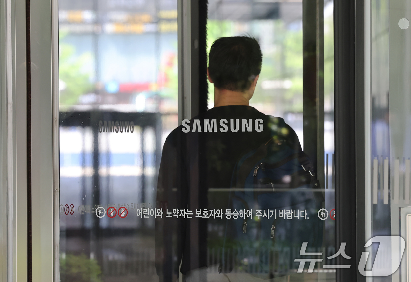 (서울=뉴스1) 장수영 기자 = 30일 서울 서초구 삼성전자 서초사옥으로 직원이 들어가고 있다.삼성전자는 이날 올해 1분기 연결 기준 매출액은 79조 1405억 원, 영업이익은 6 …