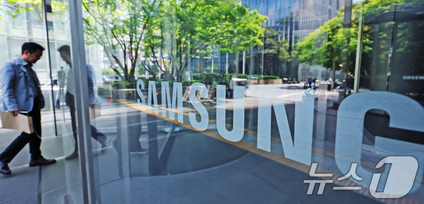 (서울=뉴스1) 장수영 기자 = 30일 서울 서초구 삼성전자 서초사옥으로 직원이 들어가고 있다.삼성전자는 이날 올해 1분기 연결 기준 매출액은 79조 1405억 원, 영업이익은 6 …