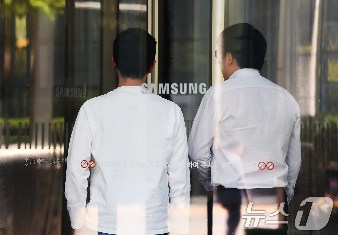 (서울=뉴스1) 장수영 기자 = 30일 서울 서초구 삼성전자 서초사옥으로 직원이 들어가고 있다.삼성전자는 이날 올해 1분기 연결 기준 매출액은 79조 1405억 원, 영업이익은 6 …