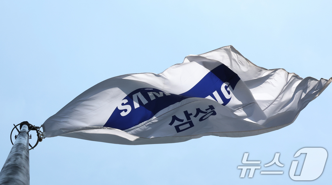 (서울=뉴스1) 장수영 기자 = 30일 서울 서초구 삼성전자 서초사옥에 삼성 깃발이 바람에 펄럭이고 있다.삼성전자는 이날 올해 1분기 연결 기준 매출액은 79조 1405억 원, 영 …
