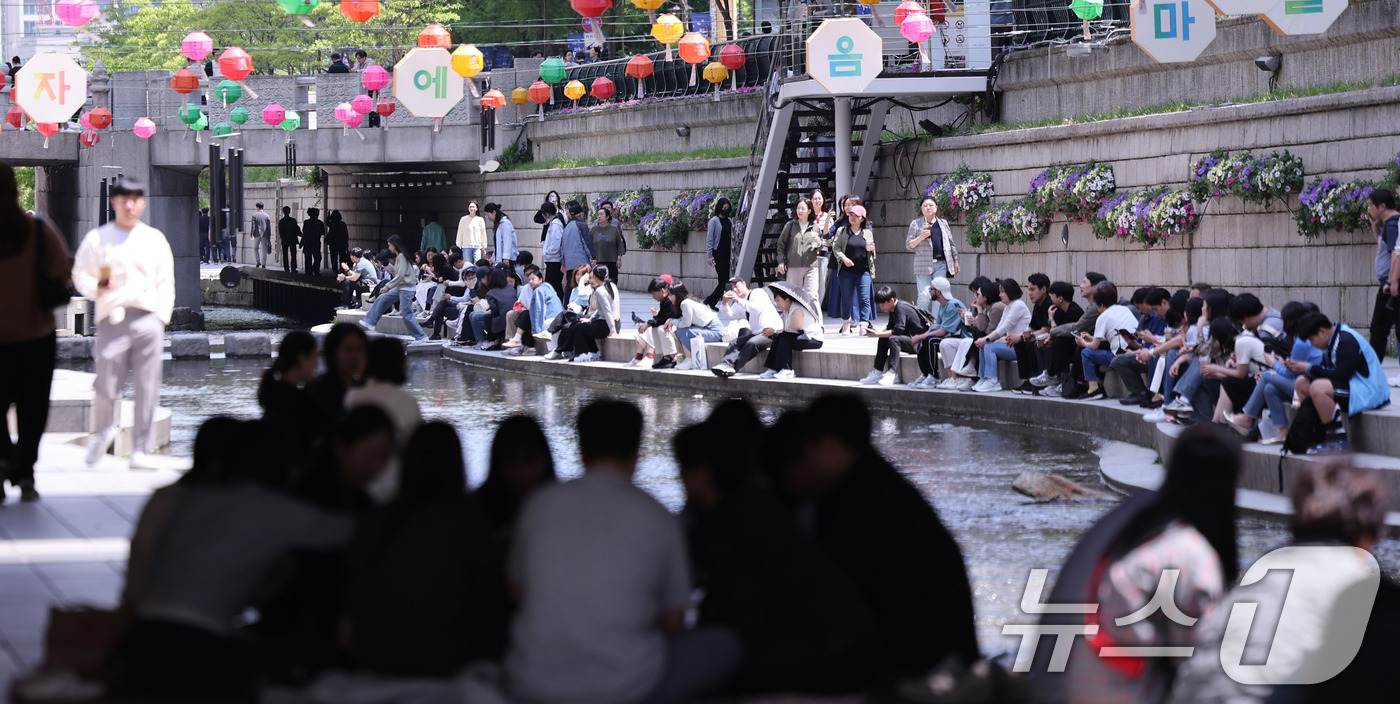 (서울=뉴스1) 박지혜 기자 = 봄보다는 초여름에 가까운 날씨를 보인 30일 오후 서울 청계천을 찾은 시민들이 가벼운 옷차림으로 즐거운 점심시간을 보내고 있다. 2025.4.30/ …