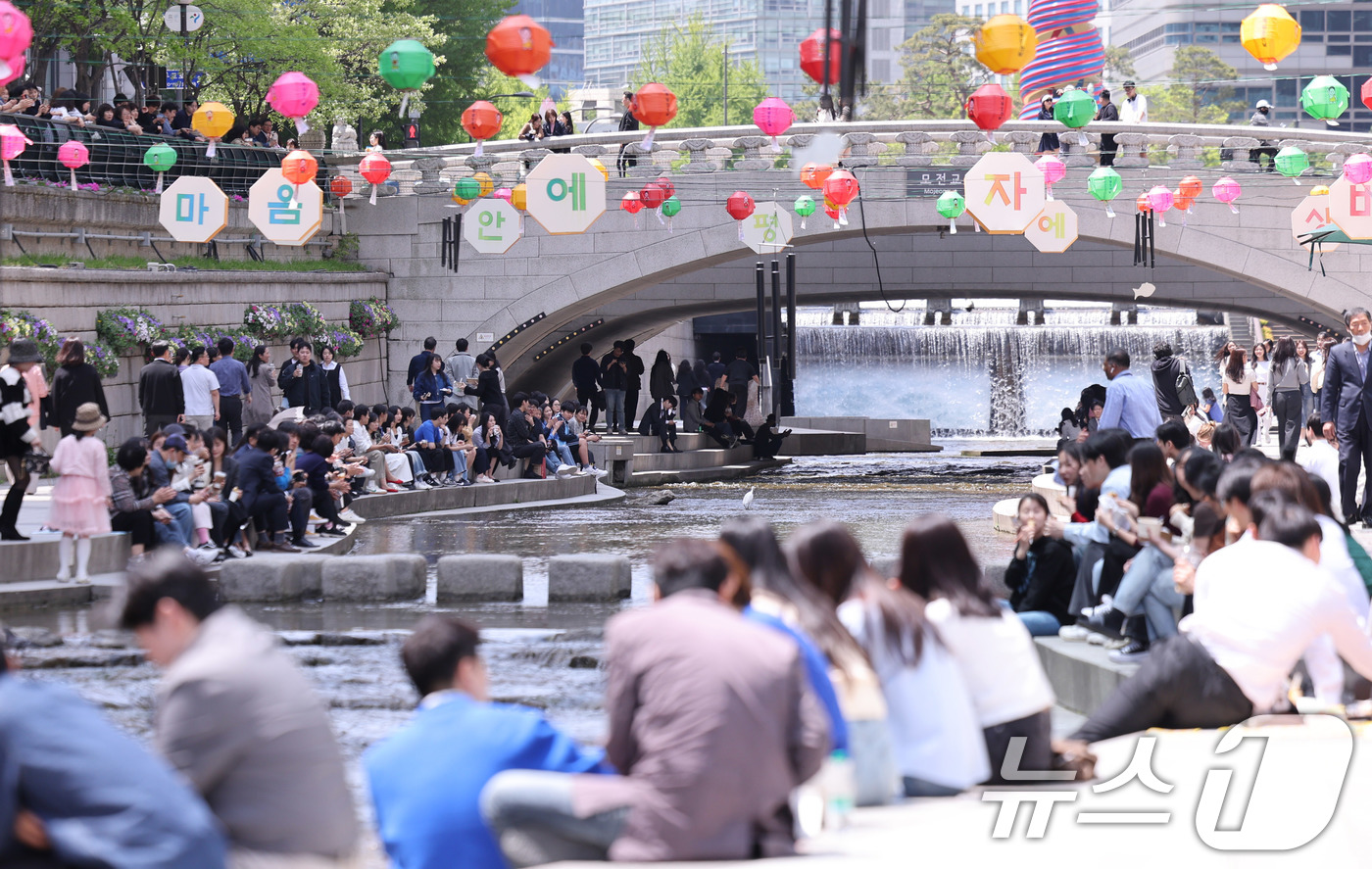 (서울=뉴스1) 박지혜 기자 = 봄보다는 초여름에 가까운 날씨를 보인 30일 오후 서울 청계천을 찾은 시민들이 가벼운 옷차림으로 즐거운 점심시간을 보내고 있다. 2025.4.30/ …
