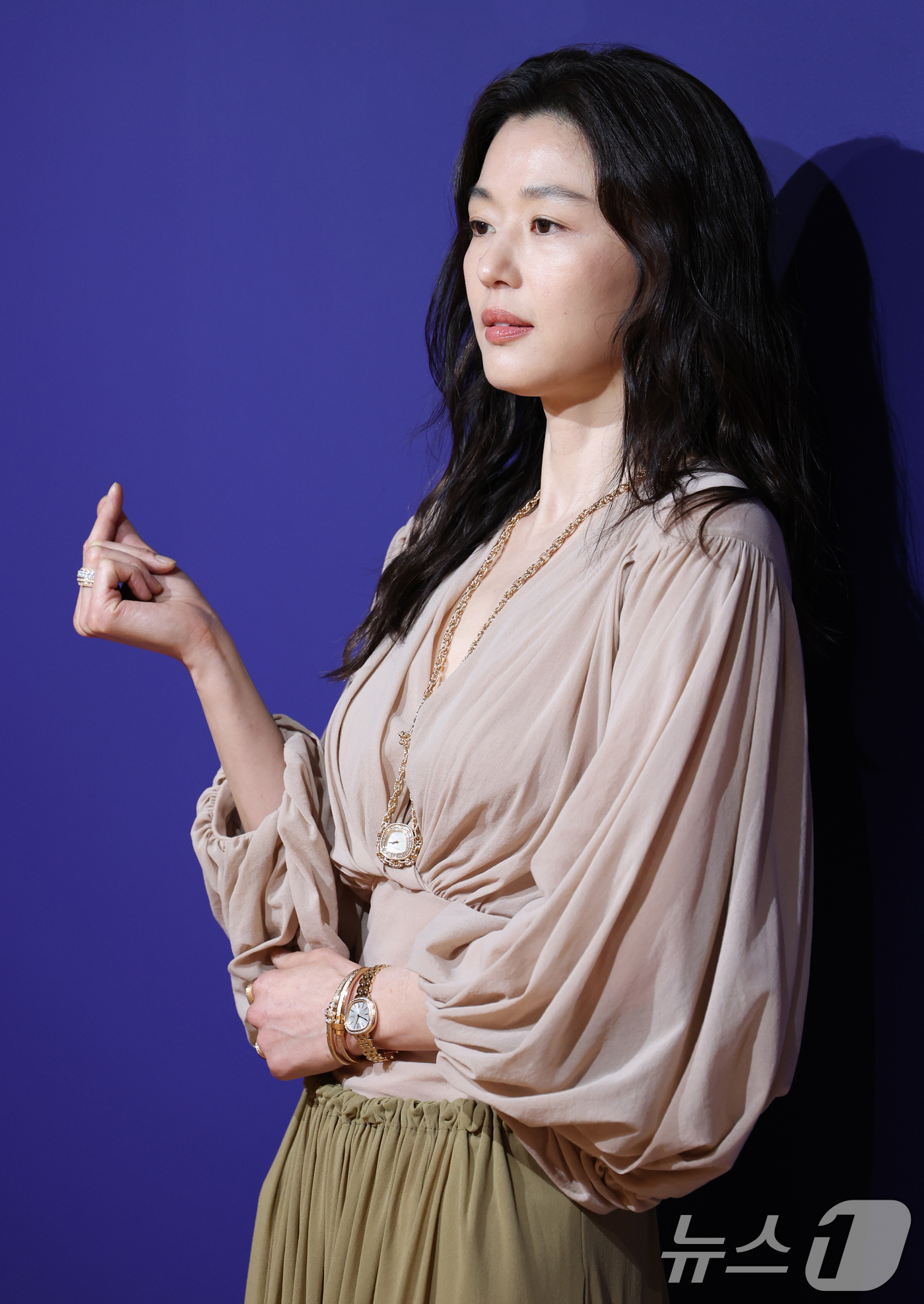 (서울=뉴스1) 권현진 기자 = 배우 전지현이 30일 오후 서울 용산구 이태원로 에서 진행된 스위스 워치 메이커 피아제 식스티 론칭 기념행사에 참석해 포즈를 취하고 있다. 2025 …