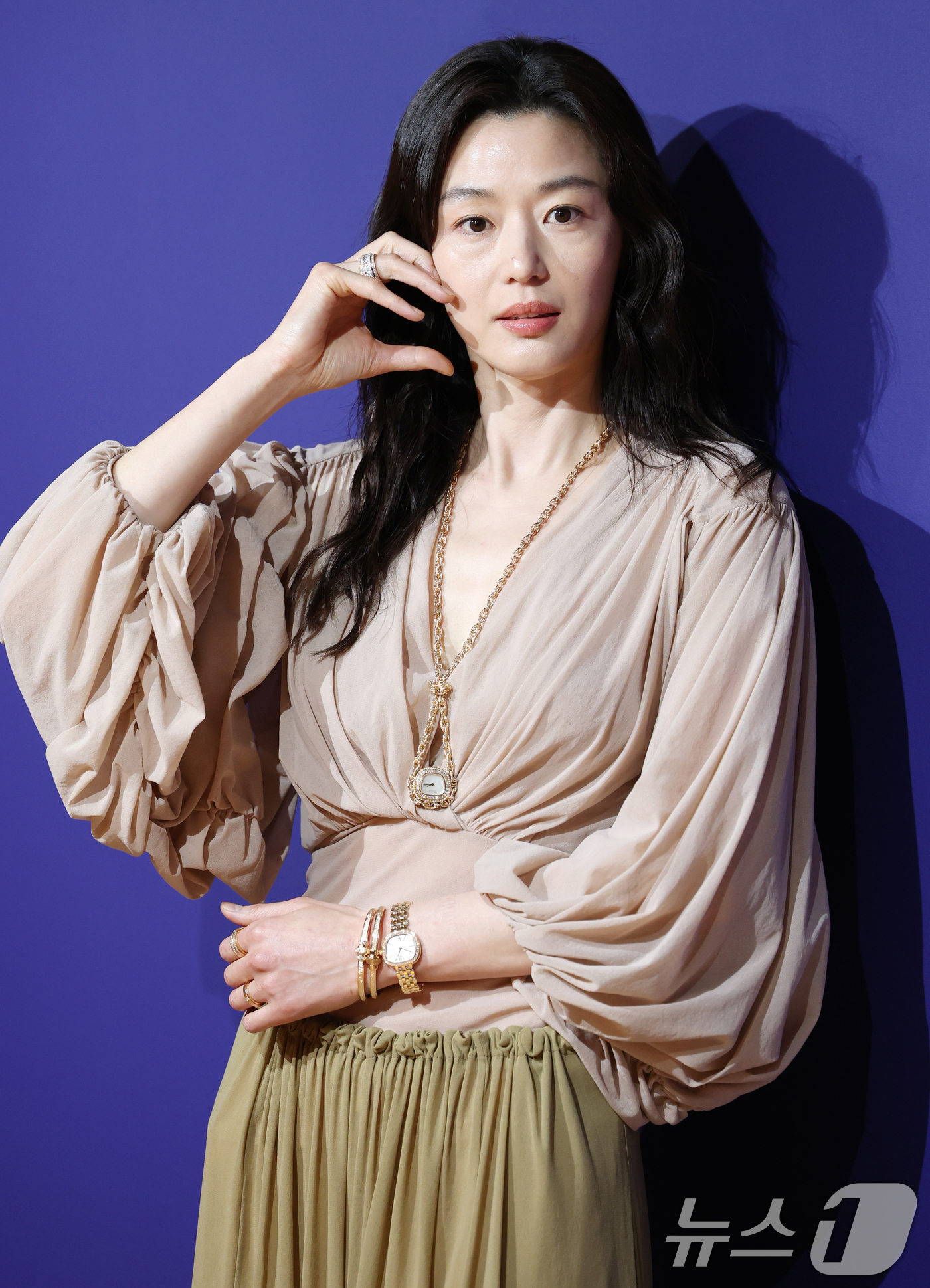 (서울=뉴스1) 권현진 기자 = 배우 전지현이 30일 오후 서울 용산구 이태원로 에서 진행된 스위스 워치 메이커 피아제 식스티 론칭 기념행사에 참석해 포즈를 취하고 있다. 2025 …