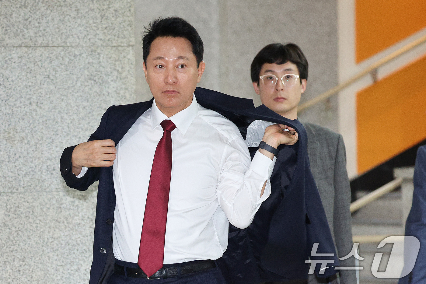 (서울=뉴스1) 신웅수 기자 = 오세훈 서울시장이 30일 오후 서울 중구 서울시의회에서 열린 제330회 임시회 본회의에 참석하고 있다.오 시장은 "오세훈 잡으러 왔다"며 검찰에 연 …