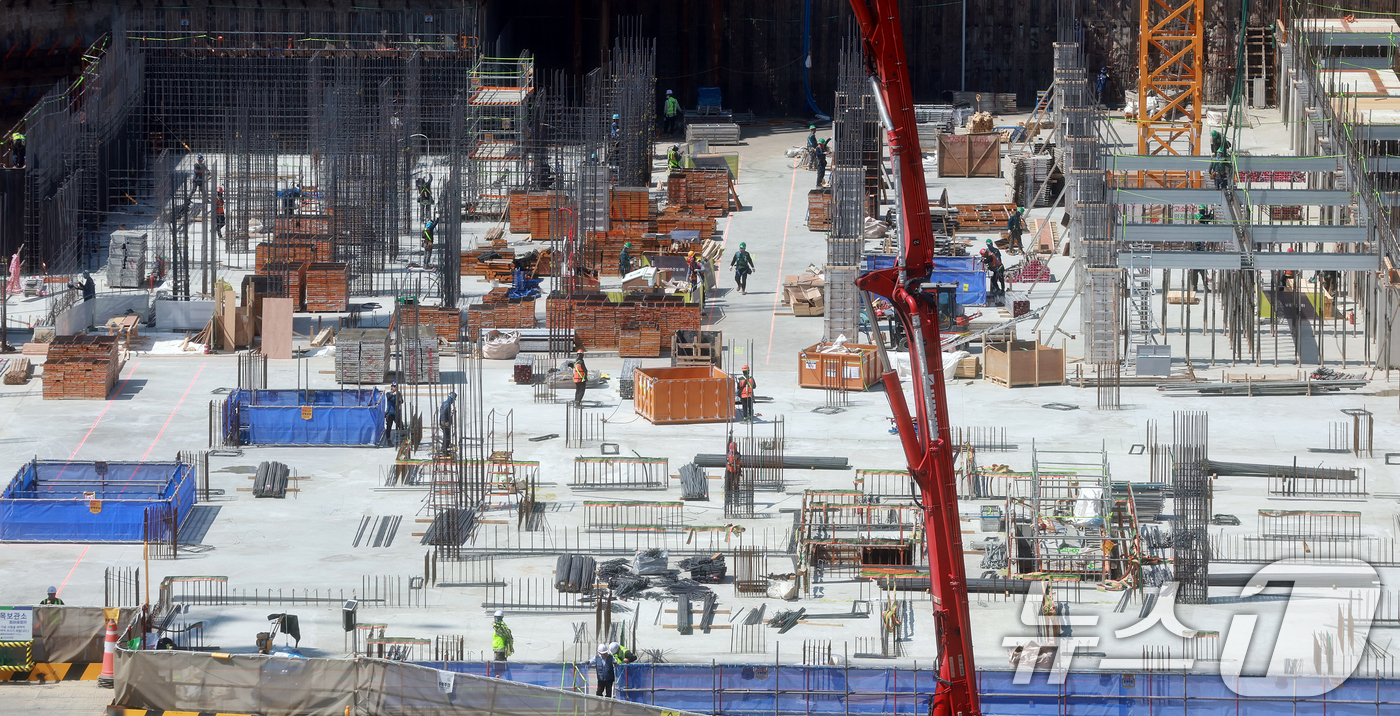 (서울=뉴스1) 김진환 기자 = 노동자의 날을 하루 앞둔 30일 서울 시내 신축 아파트 시공 현장에서 건설노동자들이 작업을 하고 있다.지난해 산업재해로 인한 사고사망자는 총 827 …