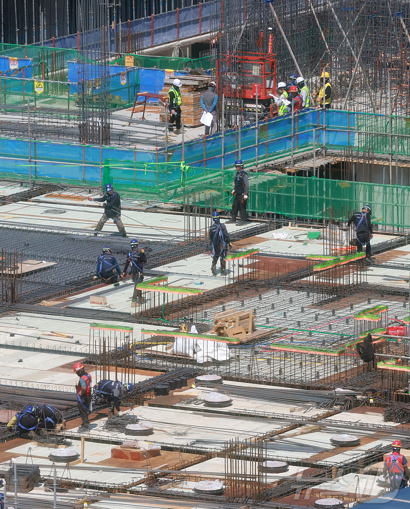 (서울=뉴스1) 김진환 기자 = 근로자의 날을 하루 앞둔 30일 서울 시내 신축 아파트 시공 현장에서 건설노동자들이 작업을 하고 있다.지난해 산업재해로 인한 사고사망자는 총 827 …