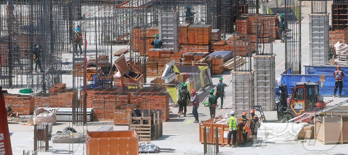 본문 이미지 - 서울 시내 신축 아파트 시공 현장에서 건설노동자들이 작업을 하고 있다. 뉴스1 ⓒ News1 김진환 기자