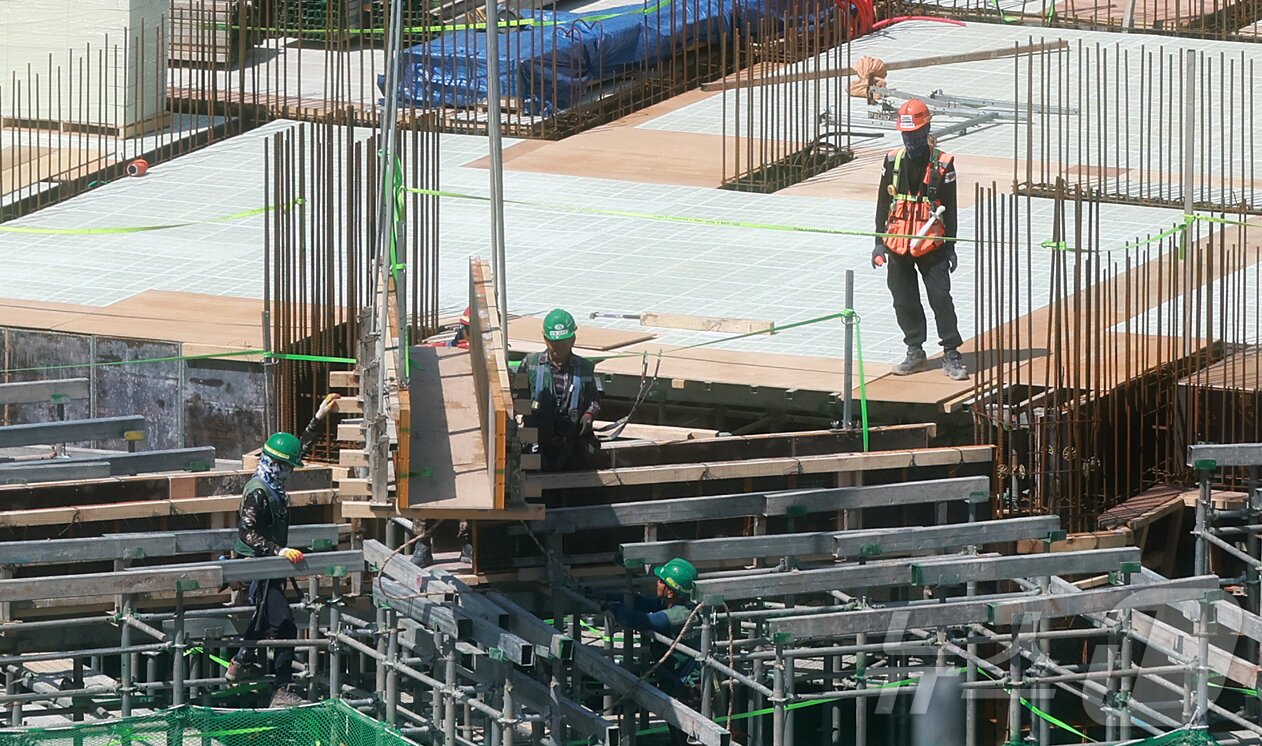 본문 이미지 - 서울 시내 신축 아파트 시공 현장에서 건설노동자들이 작업을 하고 있다.ⓒ 뉴스1 김진환 기자