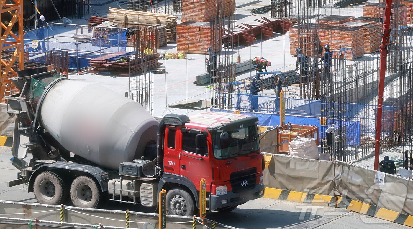 본문 이미지 - 서울 시내 신축 아파트 시공 현장에서 건설노동자들이 작업을 하고 있다./뉴스1 ⓒ News1 김진환 기자