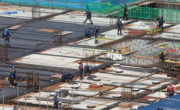 건설업 한파에 건설사 인력 축소…기간제 근로자부터 감소