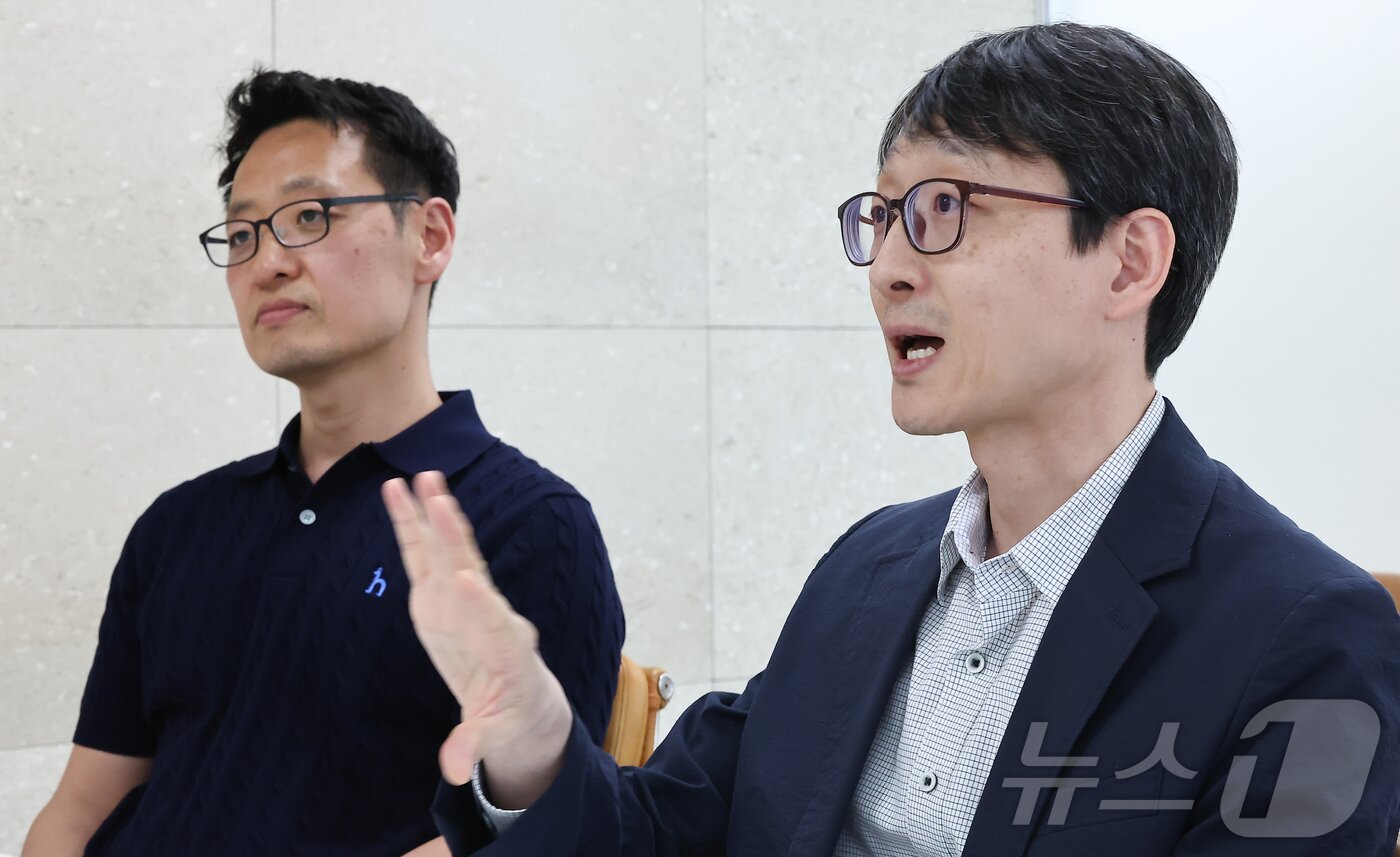 본문 이미지 - 오동훈 한온시스템 연구소 선행융복합시스템 팀장(오른쪽)과 박지용 선행융복합시스템 책임 연구원이 30일 경기 성남 한국앤컴퍼니 판교 사옥에서 뉴스1과 인터뷰를 하고 있다. 2025.4.30/뉴스1 ⓒ News1 김도우 기자